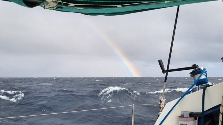 A lively sail between the islands